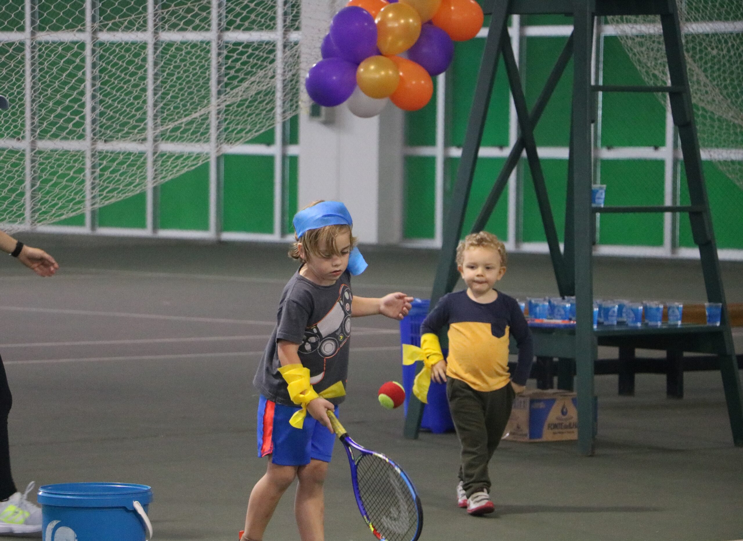 Sonhando com a carreira esportiva raquete de tênis infantil de
